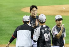 [한번에쓱] '오늘도 손주영은 염감 심장을 갖고 노는구나!'  9회 초 1사 만루 그래도 1점차 리드 지켜낸 손주영