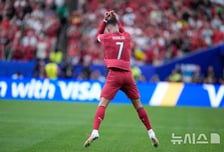 41세 호날두 드디어 폭발…멀티골 기록, 사상 첫 6개 대회 연속 득점