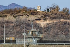 유엔사 "北 철책설치, 정전협정 위반 아냐"…국방부 반박