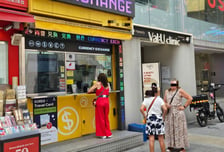 "한국에서 쇼핑 더" 달러 든 외국인들 달려왔다…환전소마다 '북적'