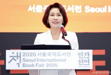 "책이 가진 힘 특별" 국제도서전 찾은 김혜경 여사…'文의 독서노트'도 구매