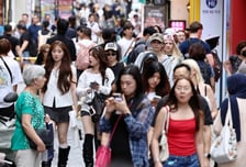 "한국서 돈 더 쓰다 가자" 출국도 미룬다...고환율에 관광객 '방긋'