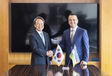 진옥동 신한금융 회장, 우즈벡 장관과 투자·금융 협력 강화 논의