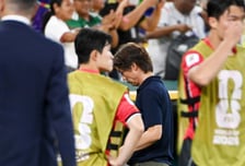 [포토]'조3위' 그라운드 떠나는 홍명보 감독