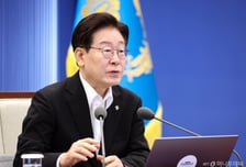 [속보]李대통령 "첨단산업 대규모 투자, 영남·충청·강원·제주·호남 등 확대…획기적 전략산업 다극화 필수"
