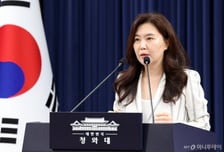 [속보]靑 "이 대통령, 열린 주제로 文 전 대통령 만나 허심탄회 의견 나눌 것"