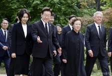 다음달 1일 청와대서 明-文 오찬 첫 성사…靑 "국정현안 전반 논의"