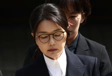 '매관매직' 혐의 김건희, 1심 징역 7년…디올백·금거북이 등 몰수