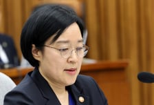 미용실 원장에 헐값매매?…울컥한 한성숙 "이건 너무 과하다"