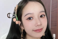 "한국처럼 화장해야 남자들에 인기"…수십만원씩 쓸어담는 외국 여성들