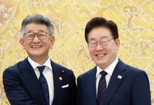 李대통령 미소짓게 한 일한의원연맹 회장 한마디는?