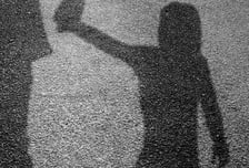여자 초등생 추행하며 "뽀뽀해 주면 안 돼?"…70대 남성 검거