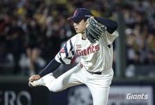 152㎞ 롯데 신인 5구 칼교체 '대체 왜', 김태형 감독 직접 밝혔다 "LG 번트 모션 나왔다, 거기서 말리면..." [부산 현장]