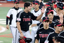 '와' 이걸 뒤집다니! 염경엽 감독이 꼽은 LG 뒷심 비결, 오스틴 만루포 아니었다 "가장 중요한 포인트는..." [부산 현장]