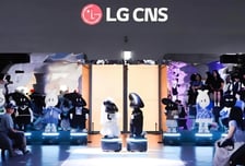 "로봇이 옷 입고 런웨이 뛴다" LG CNS, 7월 DDP서 파격 '체험형 전시' 개막