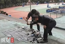 학생 휴대폰 100대 '쾅쾅'..."참교육 아냐" 중국 교사에 비판 쏟아졌다