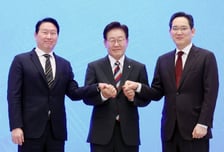 [속보]강훈식 "대통령, 기업들 투자에 감격…큰절 하고 싶다고 해"
