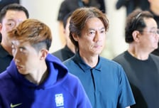 '월드컵 참사' 홍명보 새벽 귀국, "연봉 반납해" 야유...계란·엿 없었다