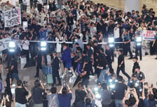정몽규 등장하자 '개껌' 던진 팬들..."홍명보 사죄하라" 아수라장