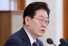 [속보]李대통령 "3대 메가프로젝트, 기업들 틀린 결정 되지 않도록 정부 적극 뒷받침"