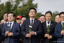 봉하마을 간 송영길, 정청래와 연일 '적통' 공방...김민석 등판 임박