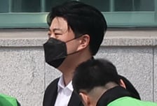 '음주 뺑소니' 김호중 출소..."사랑한다, 기다렸다" 팬들, 교도소 마중