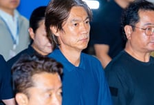 "불같은 한국인들, 진정해라! 이건 축구일 뿐"... '욕설 쏟아진' 홍명보 입국 현장에 깜짝 놀란 中매체