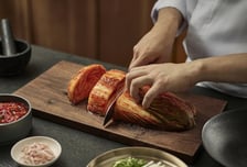 롯데호텔 김치, 일본서 첫 판매…글로벌 K푸드 공략 시동