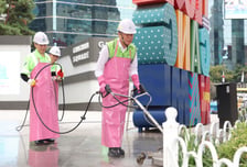 '현장부터 챙긴다' 김현기 강남구청장…강남대로 청소로 임기 시작