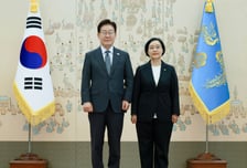 "잘 부탁드린다" 李 대통령, 한성숙 새 총리에 임명장…개각 속도