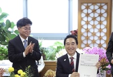 박수현 충남지사,  '충효예 충청정신 실천·통하는 도지사실' 1호 결재