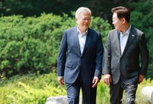 [속보]文, 이 대통령에 "지역균형발전, 획기적 성과에 축하 말씀"