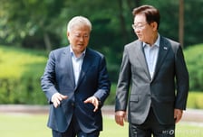 [속보]文, 이 대통령에 "북에 대화의 문 두드리면 언젠가 대화 계기 마련될 것"