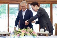 [속보]文, 이 대통령에 "더 큰 리더십 발휘해 모두의 대통령 꿈 이루시길"