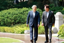 [속보]이 대통령, 文 만나 "내부 단합과 외연 확장, 조화롭게 해 나가야"