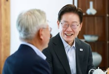 [속보]이 대통령, 文 만나 "제가 너무 늦어 죄송…자주 말씀 들었으면"