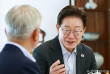 [속보]이 대통령, 文 만나 "민주정부 핵심 과제 중 하나가 균형발전"
