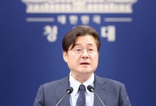 [속보]靑 "이 대통령, 문 전 대통령과 수시 소통하기로"