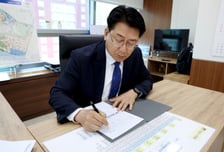 유보화 성동구청장, '정비사업 신속 추진' 1호 결재