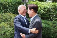 청와대 첫 오찬…李 "외연 확장도 조화롭게" 文 "당내 단합이 출발점"