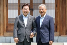 끌어 안고 두 손 꼭잡은 明·文…지지율 반등 계기 마련할까