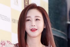 함소원, 내리막길 주차하다 전봇대 '쾅'…골반 골절 수술 회복중