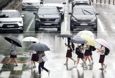 "시원했던 6월과는 달라" '찜통더위' 속 장마 시작…주말 폭우 가능성
