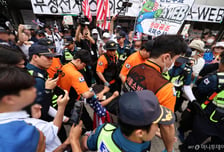 [속보]국조특위, 잠실개표소 진입 시도…경찰, 시위 참가자 강제 해산 중
