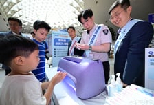 [사진]인천공항, 감염병 예방 '휴가철 안전여행 캠페인'