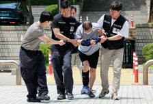 일민미술관서 낫으로 흉기난동 벌인 70대 구속 송치