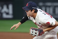 '1루 나승엽-3루 박찬형' 불안한 내야 수비 괜찮을까... 사령탑 그래도 믿는다 "(나)승엽이가 해줘야 한다" [잠실 현장]