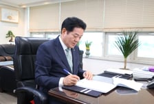 청사 내주고 글로벌 기업 품는다…최대호 안양시장, 1호 결재는