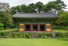 16세기 지어진 법당, 보물 된다…배 불룩한 기둥의 매력