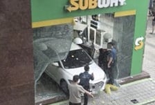 서울 논현역 샌드위치 가게에 '차량 돌진'…1명 중상·4명 경상
